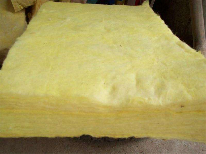 在快速發(fā)展的現(xiàn)代工業(yè)社會(huì)，玻璃棉氈作為一種優(yōu)質(zhì)的保溫材料，其應(yīng)用領(lǐng)域越來越廣泛。從建筑保溫到工業(yè)設(shè)備隔熱，再到噪音控制，玻璃棉氈都發(fā)揮著重要的作用。本文將重點(diǎn)介紹玻璃棉氈的貨源及其在現(xiàn)代行業(yè)的應(yīng)用。